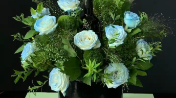 【热门】碎冰蓝红酒花束