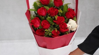 11枝红玫的两种流行包装法